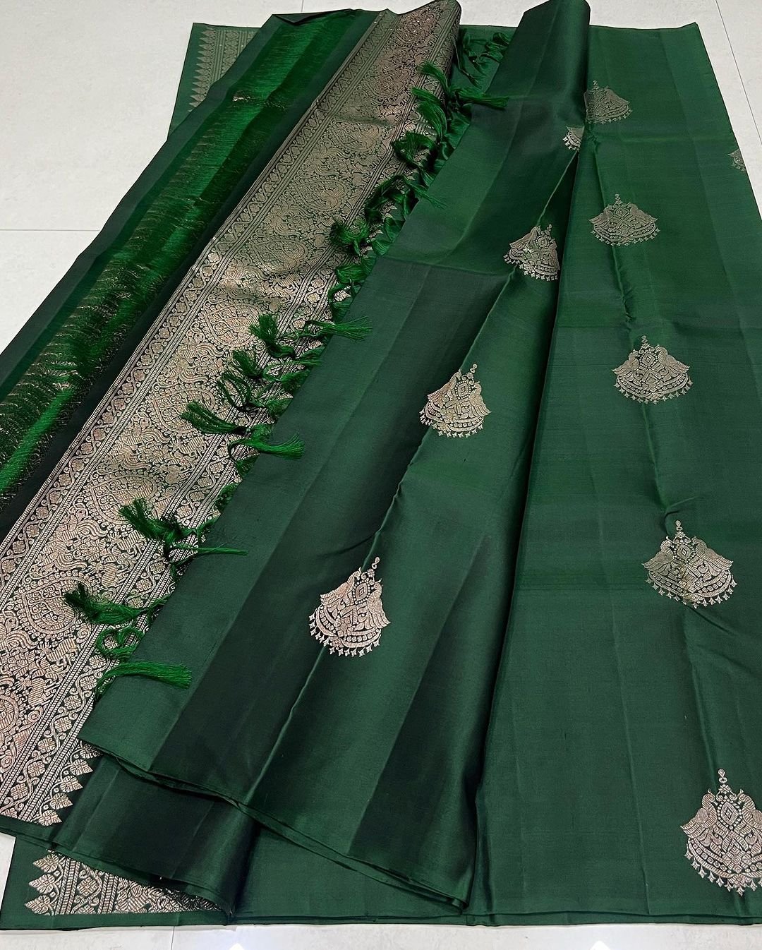 1 (4) Banarasi Silk Saree Ideal for Weddings & Festivals. - Image 1